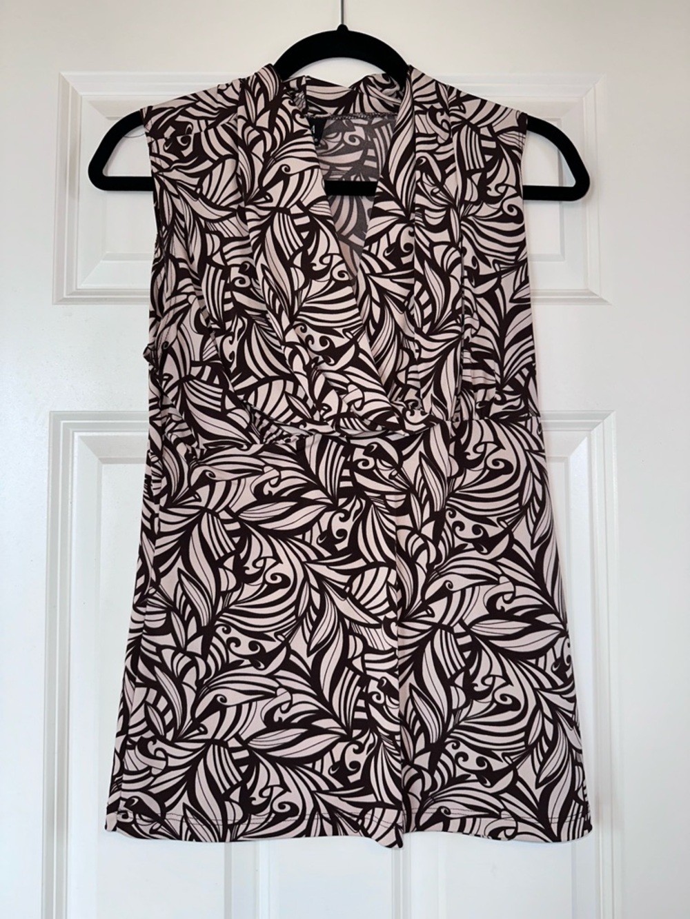 Sleeveless V-Neck Printed Women’s Top in Brown and Cream Sz M
